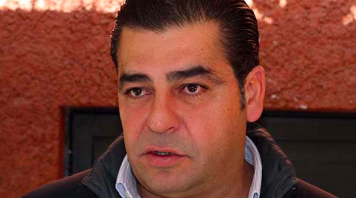 Vivanco cambia de partido, pero no de mañas, reparte despensas por voto